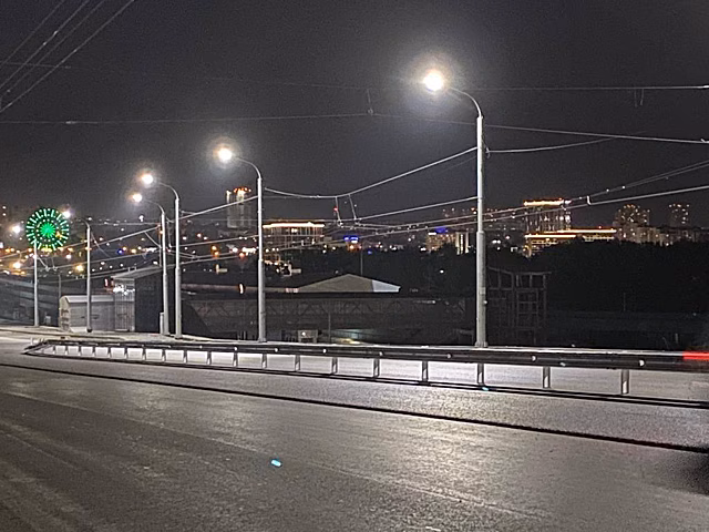 В Новосибирске образовались пробки на Октябрьском мосту из-за ремонта