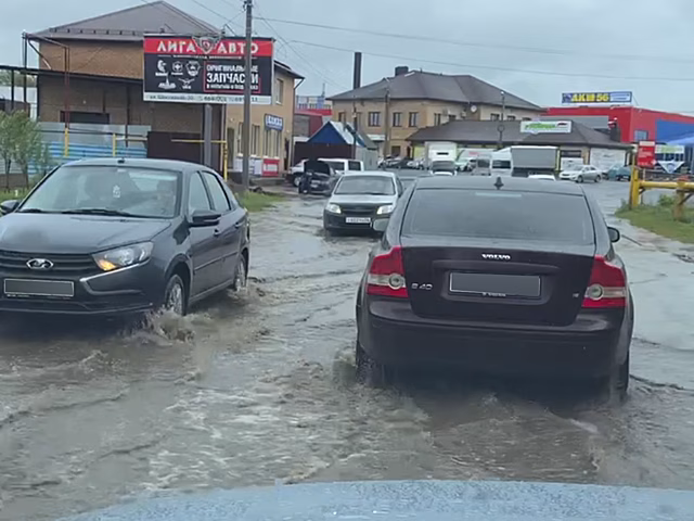 Из-за дождей улица Сахалинская в Оренбурге ушла под воду