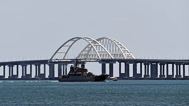 Движение автотранспорта по Крымскому мосту восстановили