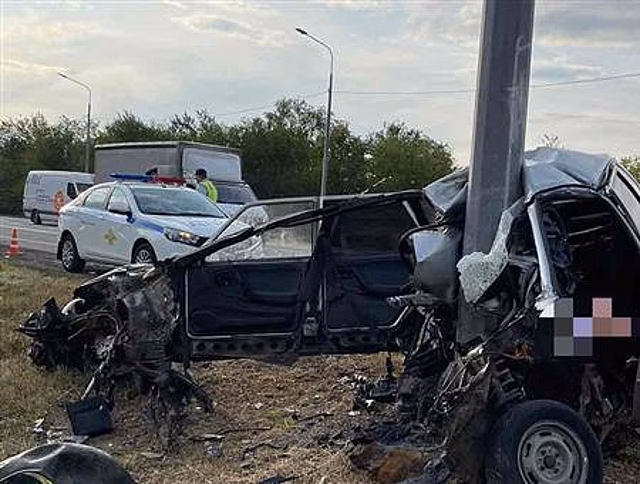 На трассе М-5 в Сызранском районе погиб водитель врезавшейся в столб легковушки