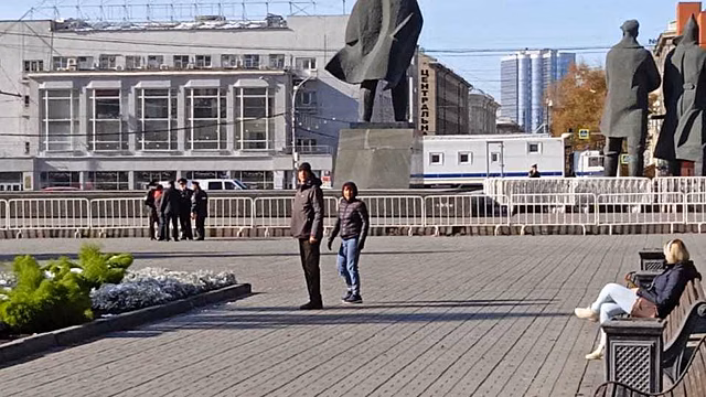 На площади Ленина в Новосибирске установили ограждения и полицейские автомобили