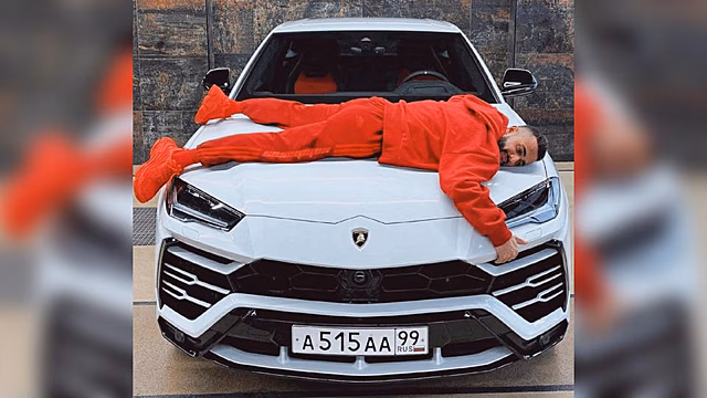 Lamborghini лишенного прав блогера Гасанова остановили в Москве за нарушение ПДД