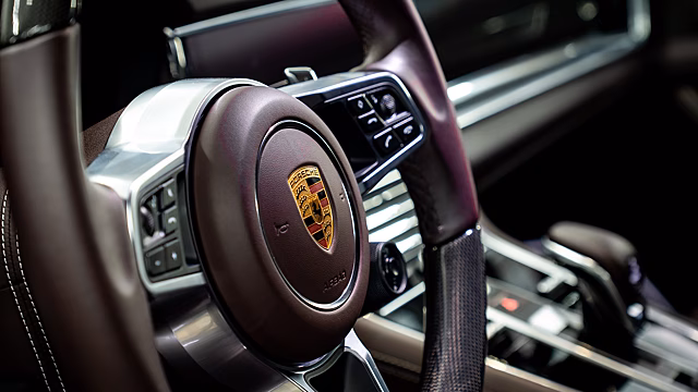 Массовая блокировка автомобилей Porsche и BMW в России: что происходит и в чём причина