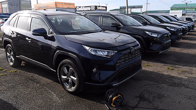 В России запретили ввоз праворульных автомобилей: Росаккредитация выступила с важным заявлением