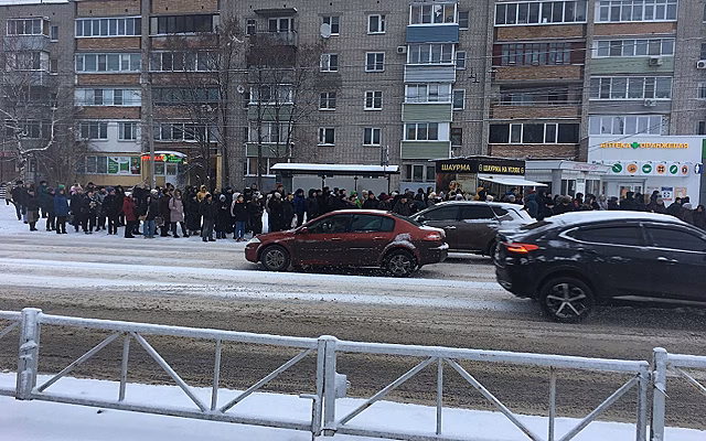 В Рязани из-за пробок 6 марта на остановке в Кальном собрались десятки людей