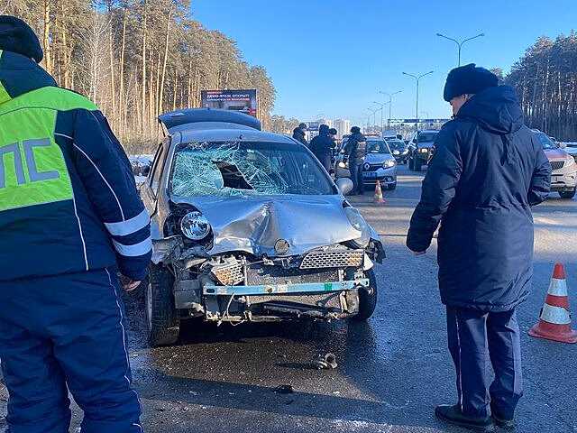 Автомобилист сбил пешеходов в Екатеринбурге