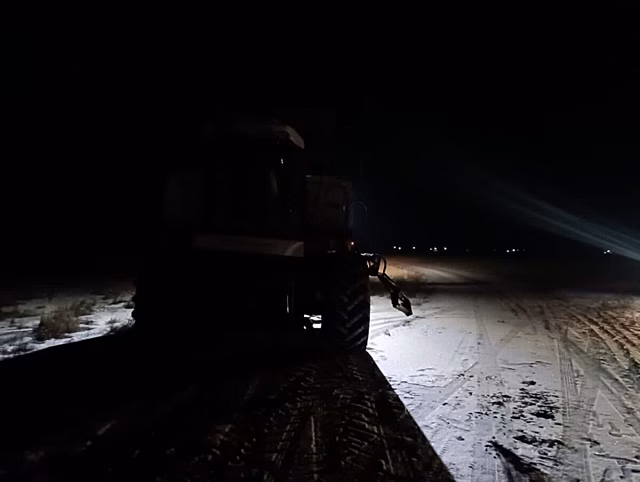 Водитель «Нивы» погиб из-за столкновения с трактором в поле под Саратовом