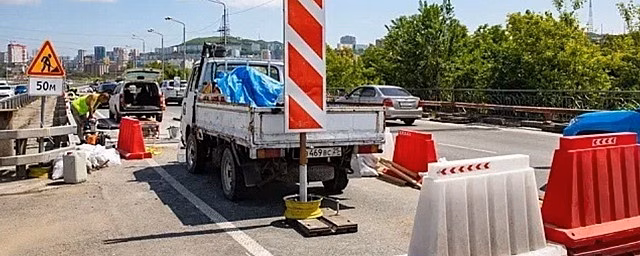 Во Владивостоке начался ремонт тротуара на Некрасовском путепроводе