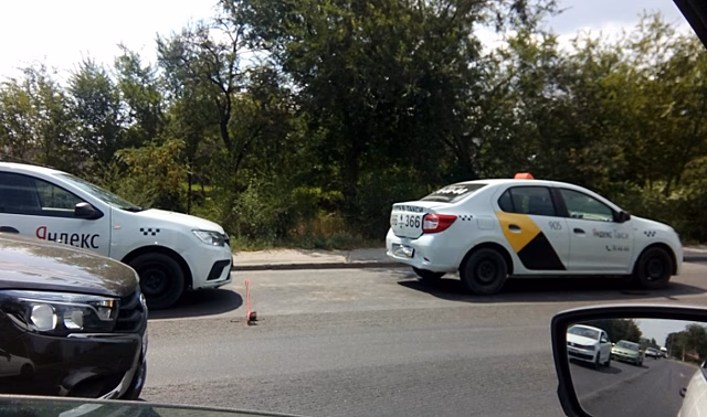 На юге Волгограда столкнулись два автомобиля такси