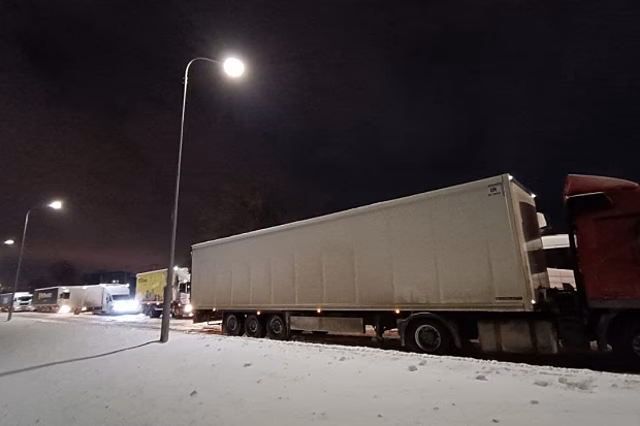 На трассе Волгоград – Саратов приостановлено движение большегрузов и автобусов