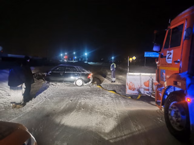 Сотрудники Госавтоинспекции Самарской области оказали помощь водителю, машина которого съехала в кювет