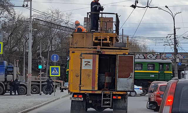 В Екатеринбурге проспект Космонавтов встал в шестикилометровую пробку из-за фуры