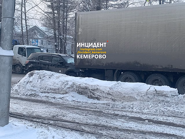 Иномарка въехала в фуру на кемеровской дороге
