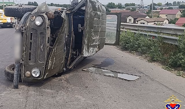На севере Волгограда УАЗ перевернулся в ДТП с иномаркой