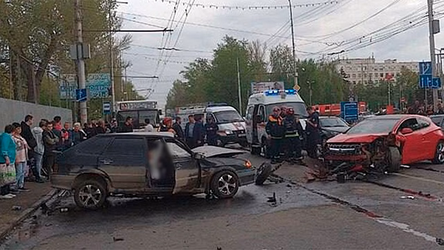 В Саратове автомобиль въехал в остановку общественного транспорта