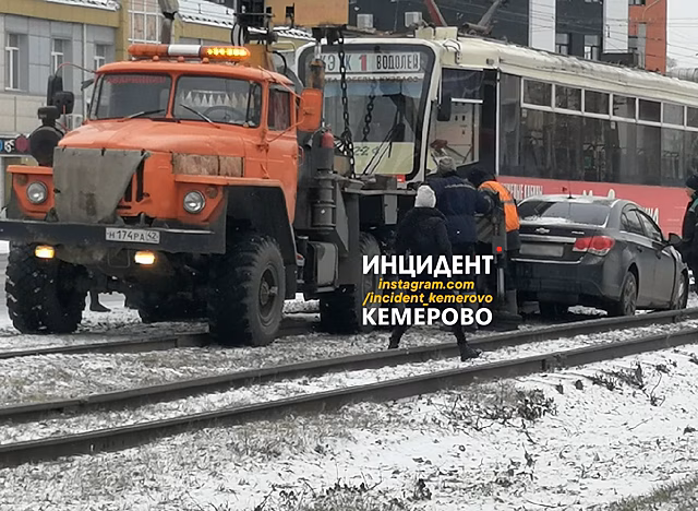 Врезавшийся в трамвай лихач перегородил рельсы в Кемерове
