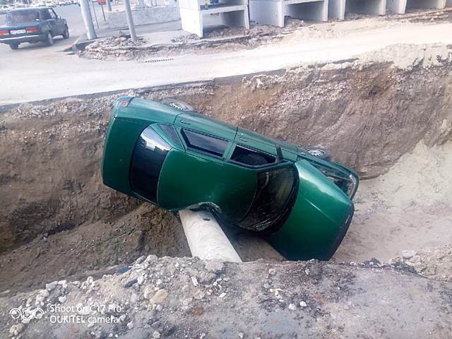 Автомобиль в Саратове рухнул в коммунальную яму