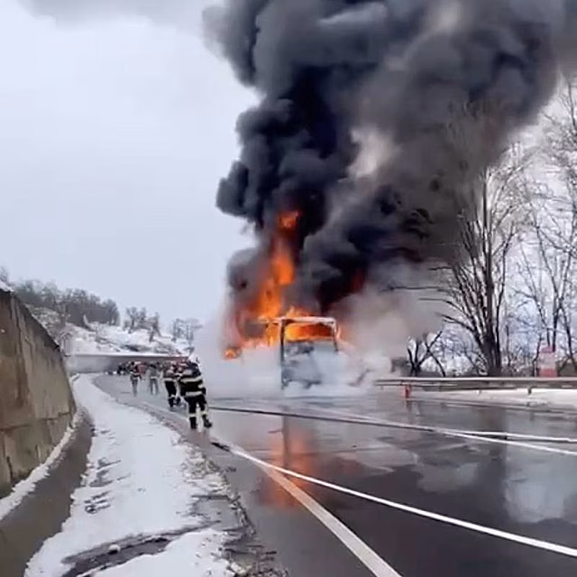Автобус с 47 пассажирами сгорел на трассе в Румынии