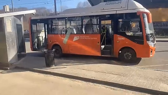 Пенсионерка выпала на ходу из автобуса в Нижнем Новгороде