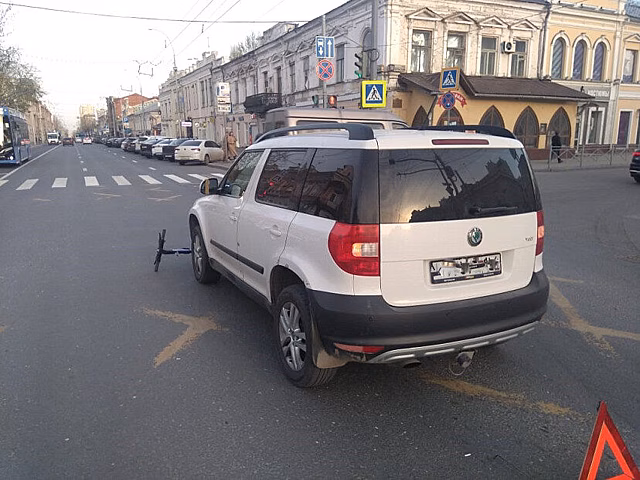 Подросток на электросамокате покалечился в ДТП с иномаркой в центре Саратова