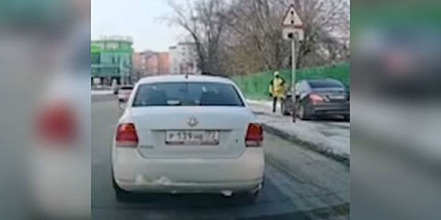 Водитель иномарки без прав сбил велосипедиста на тротуаре в Тюмени