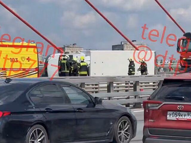 ДТП с участием двух автомобилей произошло на Живописном мосту