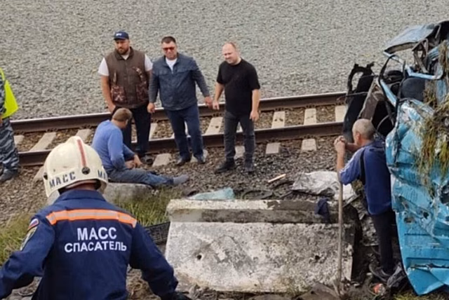 Понадобилось альпинистское снаряжение: в Новосибирске достали водителя КамАЗа, упавшего в 15-метровый овраг