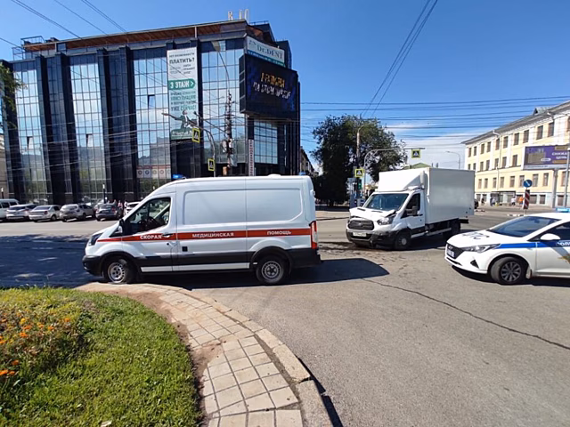В ДТП со "скорой" в центре Волгограда пострадали медработники и 19-летняя роженица