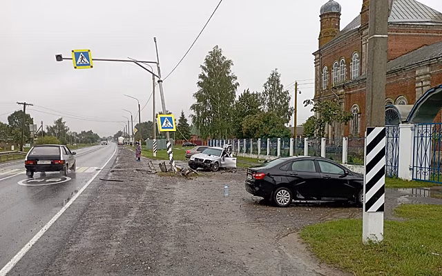 ГИБДД показала фото смертельной аварии с Mercedes-Benz под Рязанью