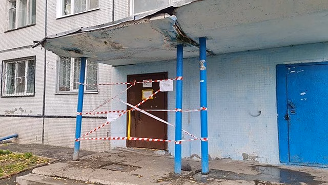 Козырек над подъездом в аварийном состоянии напугал кемеровчан