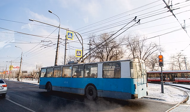 В Волгограде пенсионер попал под колеса троллейбуса