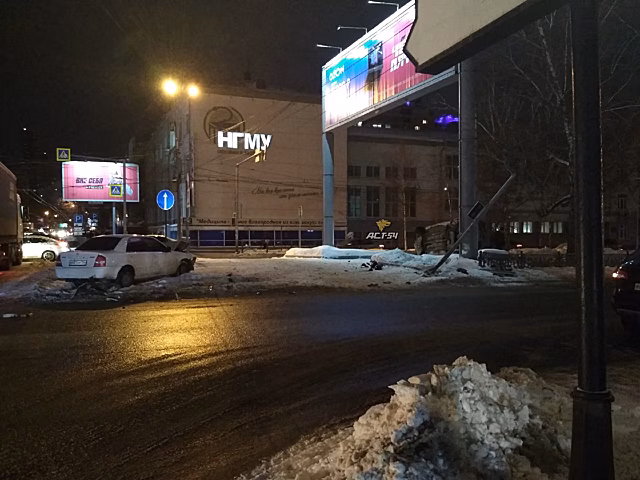 В центре Новосибирска автомобиль перевернулся после ДТП