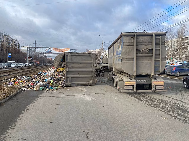 В Челябинске перевернулся мусоровоз