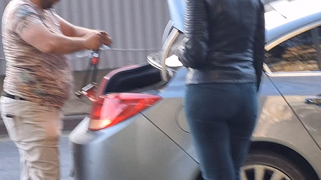 Дым из-под капота стал причиной остановки автомобиля на проезжей части в Кемерове