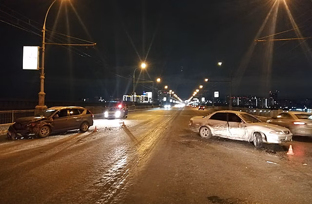 Новосибирца госпитализировали после ночной аварии — виновник ДТП скрылся