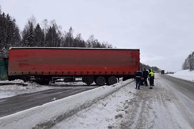 В Свердловской области ограничили движение на Тюменском тракте, фура полностью перегородила трассу