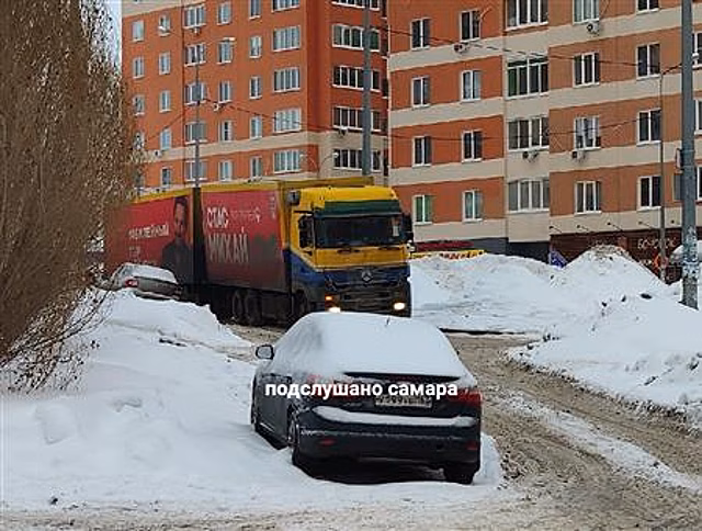 Очевидец: грузовик Стаса Михайлова перегородил дорогу на ул. Солнечной