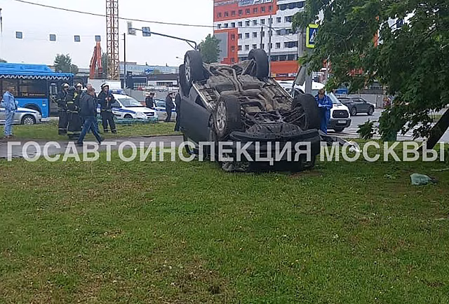 В Москве дорогой внедорожник насмерть задавил пожилую женщину