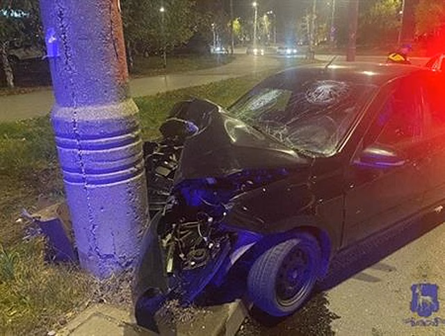 В Самаре Lada Granta врезалась в световую опору, пострадал 13-летний пассажир