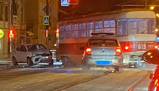 В Самаре на перекрёстке ул. Фрунзе и Пионерской трамвай протаранил легковушку