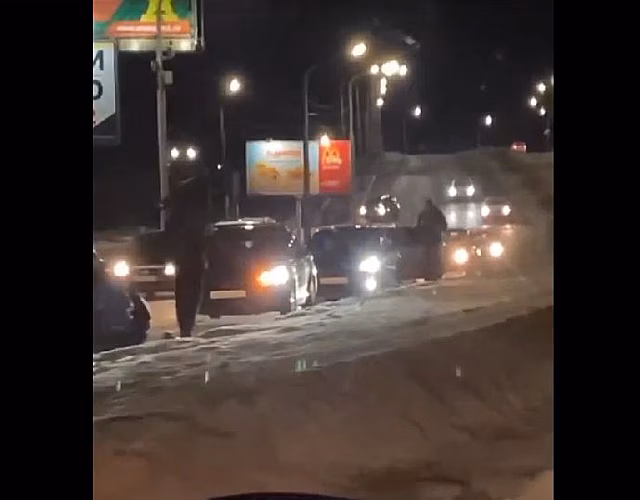 10 машин попали в огромную яму на дороге в Костроме