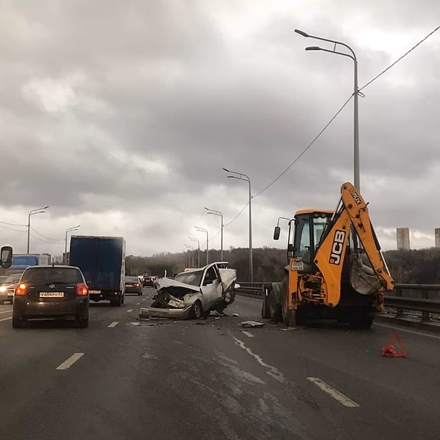 Легковушку смяло на Мызинском мосту в Нижнем Новгороде после встречи с экскаватором
