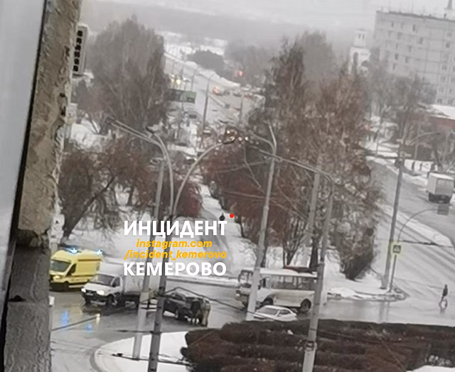 Столкновение машин произошло на кемеровском кольце