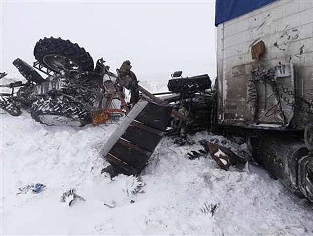 В Самарской области водитель фуры снес с дороги трактор "Белорус" и дорожную машину