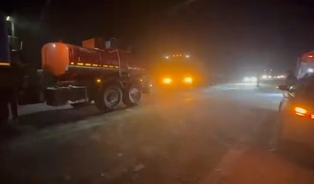 В Оренбуржье полицейские помогли вытащить грузовик из сугроба на трассе М-5 «Урал»