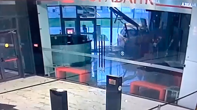 Камеры сняли, как таксист влетел в здание ТЦ на юге Москвы