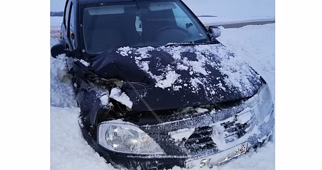 На трассе Скопин – Рязань автомобиль Renault Logan налетел на нож трактора