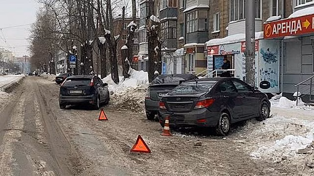 Ford Focus сбил девушку, выходившую из автомобиля в Ленинском районе Новосибирска
