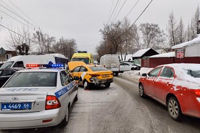В Екатеринбурге в ДТП на Амундсена пострадала пассажирка такси
