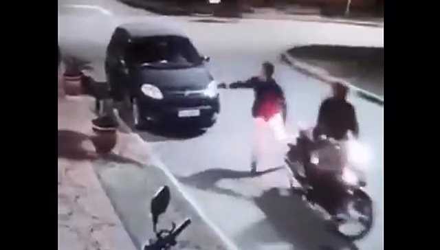 Попытка вооруженного ограбления с курьезным финалом попала на видео